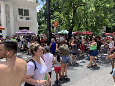 Paulistanos pazar günü Avenida Paulista 'da eğleniyor. 7 Ocak 2023, Sao Paulo, Brezilya: Paulistanos ve turistler, bugün için otomobil kullanımı olmadığı için Pazar günü Avenida Paulista 'da eğlenirken görülüyor.. 