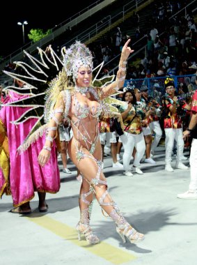 RIO DE JANEIRO (SP), Brezilya 01 / 07 / 2024 - Samba Okul Birlikleri do Porto da Pedra, davul kraliçesi Tati Minerato ve ilham perisi Erica Schneider ve Giovanna Cordeiro ile birlikte Marques de Sapucai 'de prova yaptı. 
