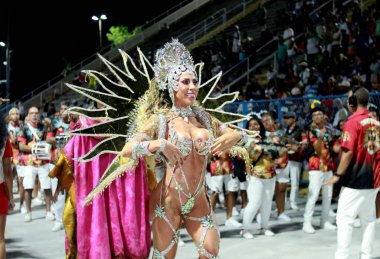RIO DE JANEIRO (SP), Brezilya 01 / 07 / 2024 - Samba Okul Birlikleri do Porto da Pedra, davul kraliçesi Tati Minerato ve ilham perisi Erica Schneider ve Giovanna Cordeiro ile birlikte Marques de Sapucai 'de prova yaptı. 