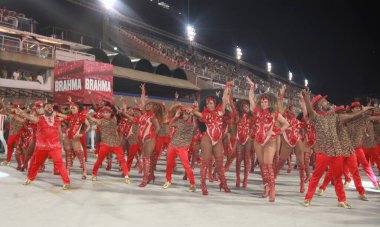 RIO DE JANEIRO (SP), Brezilya 01 / 07 / 2024 - Samba Okul Birlikleri do Porto da Pedra, davul kraliçesi Tati Minerato ve ilham perisi Erica Schneider ve Giovanna Cordeiro ile birlikte Marques de Sapucai 'de prova yaptı. 