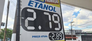 SAO PAULO (SP), Brezilya 07 / 1 / 2024 - Ocak ayında düşen akaryakıt fiyatları, 2,99 $'dan az olan etanol, pompalarda 4,50 $' dan az olan benzin tüketiciyi oldukça iyimser ve ekonomide bıraktı 
