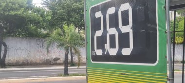 SAO PAULO (SP), Brezilya 07 / 1 / 2024 - Ocak ayında düşen akaryakıt fiyatları, 2,99 $'dan az olan etanol, pompalarda 4,50 $' dan az olan benzin tüketiciyi oldukça iyimser ve ekonomide bıraktı 
