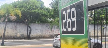 SAO PAULO (SP), Brezilya 07 / 1 / 2024 - Ocak ayında düşen akaryakıt fiyatları, 2,99 $'dan az olan etanol, pompalarda 4,50 $' dan az olan benzin tüketiciyi oldukça iyimser ve ekonomide bıraktı 
