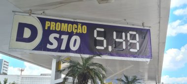SAO PAULO (SP), Brezilya 07 / 1 / 2024 - Ocak ayında düşen akaryakıt fiyatları, 2,99 $'dan az olan etanol, pompalarda 4,50 $' dan az olan benzin tüketiciyi oldukça iyimser ve ekonomide bıraktı 