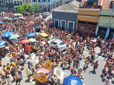 RIO DE JANEIRO (RJ), Brezilya 07 / 01 / 2024 - Rio de Janeiro şehir merkezinden geçen gizli bloklara yüzlerce kişi eşlik ederken, pek çok şenlikçi kapılarına işerken kimyasal tuvalet eksikliğinden şikayet ediyor.