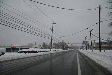 New York, Jervis Limanı 'nda kar yağışı çok yüksek. 7 Ocak 2024, Port Jervis, New York, ABD: 2024 yılının ilk kar fırtınası sırasında Port Jervis, New York 'a 13 inç' in üzerinde bir düşüş yaşandı. Arabalar sıkıştı ve halk otoyollarda ve garaj yollarında mahsur kaldı.