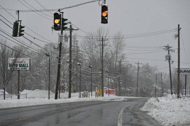 New York, Jervis Limanı 'nda kar yağışı çok yüksek. 7 Ocak 2024, Port Jervis, New York, ABD: 2024 yılının ilk kar fırtınası sırasında Port Jervis, New York 'a 13 inç' in üzerinde bir düşüş yaşandı. Arabalar sıkıştı ve halk otoyollarda ve garaj yollarında mahsur kaldı.