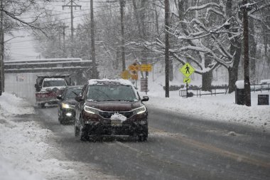 New York, Jervis Limanı 'nda kar yağışı çok yüksek. 7 Ocak 2024, Port Jervis, New York, ABD: 2024 yılının ilk kar fırtınası sırasında Port Jervis, New York 'a 13 inç' in üzerinde bir düşüş yaşandı. Arabalar sıkıştı ve halk otoyollarda ve garaj yollarında mahsur kaldı.