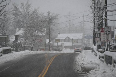 New York, Jervis Limanı 'nda kar yağışı çok yüksek. 7 Ocak 2024, Port Jervis, New York, ABD: 2024 yılının ilk kar fırtınası sırasında Port Jervis, New York 'a 13 inç' in üzerinde bir düşüş yaşandı. Arabalar sıkıştı ve halk otoyollarda ve garaj yollarında mahsur kaldı.