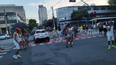 Sao Paulo (SP), Brezilya 01 / 07 / 2024 - Tom Maior Samba Okulu, bu pazar öğleden sonra sambadrome 'da sahne alacak sokak kanatlarıyla sokak provasını tam bir sırayla gerçekleştirdi 