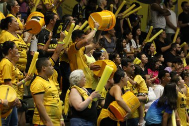 SAO PAULO (SP), 01 / 08 / 2024 - Erkekler VOLLEY SUPERLIGA 23 / 24: VEDACIT VOLLEY GUARULHOS X SESI BAURU - Vedacit hayranları kovalara çarptı. Erkekler Voleybol Süper Ligi 'nin sekizinci turunda Vedacit Guarulhos ve SESI Bauru arasında oynanan karşılaşmada. Bu pazartesi, Jan.