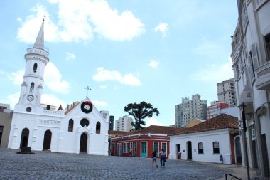 CURITIBA (PR) Brazil 01 / 10 / 2024 - Curitiba Tarih Merkezi 'nden geçerken, Largo da Ordem' i oluşturan düzinelerce eski binaya rastladık. Kendimizi bulmak için, Largo da Ordem rua dr claudino dos santos uzayından oluşur.