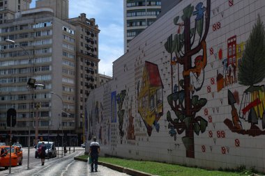 CURITIBA (PR) Brazil 01 / 10 / 2024 - Curitiba Tarih Merkezi 'nden geçerken, Largo da Ordem' i oluşturan düzinelerce eski binaya rastladık. Kendimizi bulmak için, Largo da Ordem rua dr claudino dos santos uzayından oluşur.