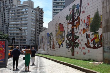 CURITIBA (PR) Brazil 01 / 10 / 2024 - Curitiba Tarih Merkezi 'nden geçerken, Largo da Ordem' i oluşturan düzinelerce eski binaya rastladık. Kendimizi bulmak için, Largo da Ordem rua dr claudino dos santos uzayından oluşur.