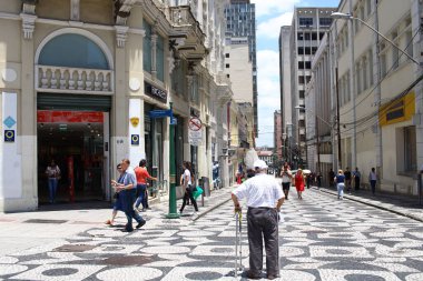 CURITIBA (PR), Brezilya 01 / 10 / 2024 - Parana Başkentinde sıcak bir gün daha, tüketicilerin, turistlerin ve halkın şehir merkezinin tadını çıkardığı bir gün daha