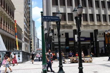 CURITIBA (PR), Brezilya 01 / 10 / 2024 - Parana Başkentinde sıcak bir gün daha, tüketicilerin, turistlerin ve halkın şehir merkezinin tadını çıkardığı bir gün daha