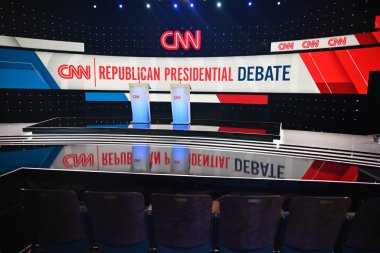 Des Moines, Iowa 'da CNN Cumhuriyetçi Başkanlık Öncelikli Münazara Sahnesi. 10 Ocak 2024, Des Moines, Iowa, ABD: Nikki Haley ve Ron DeSantis, Drake Üniversitesi 'nde CNN' in Cumhuriyetçi Başkanlık Öncelikli Tartışmasına katılacaklar