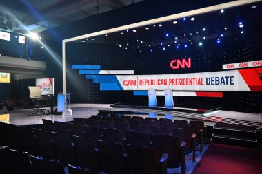 Des Moines, Iowa 'da CNN Cumhuriyetçi Başkanlık Öncelikli Münazara Sahnesi. 10 Ocak 2024, Des Moines, Iowa, ABD: Nikki Haley ve Ron DeSantis, Drake Üniversitesi 'nde CNN' in Cumhuriyetçi Başkanlık Öncelikli Tartışmasına katılacaklar