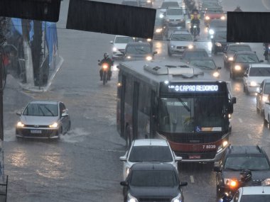 Sao Paulo (SP), Brezilya 01 / 10 / 2024 - Sao Paulo 'nun güney bölgesinde bu Çarşamba günü öğleden sonra meydana gelen bir fırtına, Sao Paulo' nun güney bölgesindeki Joao Dias Terminali bölgesinde çok sayıda trafiğe ve sele yol açtı.. 