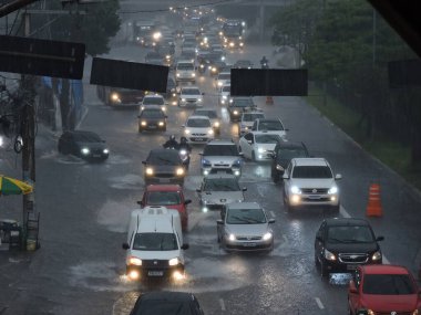 Sao Paulo (SP), Brezilya 01 / 10 / 2024 - Sao Paulo 'nun güney bölgesinde bu Çarşamba günü öğleden sonra meydana gelen bir fırtına, Sao Paulo' nun güney bölgesindeki Joao Dias Terminali bölgesinde çok sayıda trafiğe ve sele yol açtı.. 