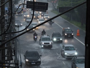 Sao Paulo (SP), Brezilya 01 / 10 / 2024 - Sao Paulo 'nun güney bölgesinde bu Çarşamba günü öğleden sonra meydana gelen bir fırtına, Sao Paulo' nun güney bölgesindeki Joao Dias Terminali bölgesinde çok sayıda trafiğe ve sele yol açtı.. 