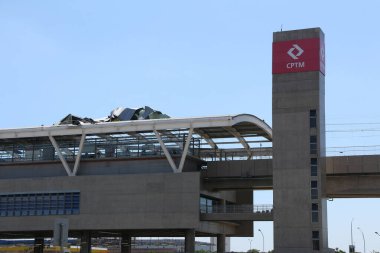 SAO PAULO (SP), 01 / 09 / 2024 - Yağmur ve güçlü rüzgarlar bu pazartesi öğleden sonra Guarulhos 'taki Sao Paulo Uluslararası Havalimanı' ndaki Estacao Aeroporto tren terminalinin çatısının bir kısmını yıktı (8)). 