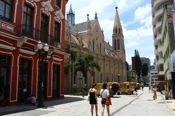 CURITIBA (PR), Brezilya 01 / 10 / 2024 - Parana Başkentinde sıcak bir gün daha, tüketicilerin, turistlerin ve halkın şehir merkezinin tadını çıkardığı bir gün daha