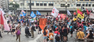 SAO PAULO (SP), Brezilya 01 / 10 / 2024 - Serbest geçiş hareketinden protestocular Sao Paulo valisi Tarcisio de Freitas 'ın sisteme bağışladığı metro ücretlerindeki artışa karşı bir bildiri yayınladılar. 
