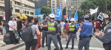 SAO PAULO (SP), Brezilya 01 / 10 / 2024 - Serbest geçiş hareketinden protestocular Sao Paulo valisi Tarcisio de Freitas 'ın sisteme bağışladığı metro ücretlerindeki artışa karşı bir bildiri yayınladılar. 