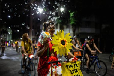 RIO DE JANEIRO (RJ), Brezilya 01 / 12 / 2024 - Aralık ayında Manaus 'ta öldürülen Venezuelalı sirk sanatçısı Julieta Hernandez' in anısına bisiklet gezisi. Etkinlik Rio de Janeiro şehir merkezinde gerçekleşti. 