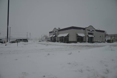 Tipi ABD 'nin Iowa eyaletinin Cedar Rapids, Iowa eyaletini etkiler. 12 Ocak 2024, Cedar Rapids, Iowa, ABD: Cedar Rapids, Iowa 'da tehlikeli koşullar bölge genelinde karayollarını etkilediği için, Cuma günü kar fırtınası uyarıları etkili oldu