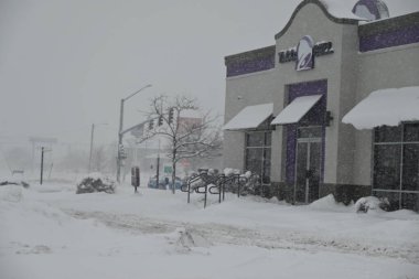 Tipi ABD 'nin Iowa eyaletinin Cedar Rapids, Iowa eyaletini etkiler. 12 Ocak 2024, Cedar Rapids, Iowa, ABD: Cedar Rapids, Iowa 'da tehlikeli koşullar bölge genelinde karayollarını etkilediği için, Cuma günü kar fırtınası uyarıları etkili oldu