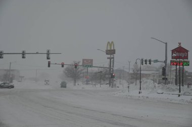 Tipi ABD 'nin Iowa eyaletinin Cedar Rapids, Iowa eyaletini etkiler. 12 Ocak 2024, Cedar Rapids, Iowa, ABD: Cedar Rapids, Iowa 'da tehlikeli koşullar bölge genelinde karayollarını etkilediği için, Cuma günü kar fırtınası uyarıları etkili oldu