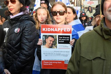 (Yeni) İsrailli rehinelerin 100 gün boyunca Hamas tarafından esir tutulduğunu gösteren bir protesto gösterisi. 12 Ocak 2024, New York, New York, ABD: 7 Ekim 2023 'te bir terörist milis grubu olan Hamas, İsrail' in güney kesimine saldırdı ve birçok kişiyi öldürdü.