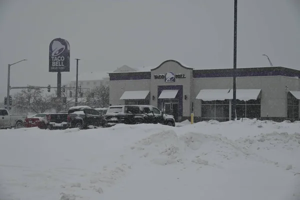 暴雪影响了美国爱荷华州的锡达拉皮兹 爱荷华州 2024年1月12日 美国爱荷华州锡达拉皮兹 爱荷华州锡达拉皮兹的暴雪警告受到了影响 整个地区的道路都受到了恶劣天气的影响 — 图库照片