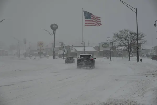 暴雪影响了美国爱荷华州的锡达拉皮兹 爱荷华州 2024年1月12日 美国爱荷华州锡达拉皮兹 爱荷华州锡达拉皮兹的暴雪警告受到了影响 整个地区的道路都受到了恶劣天气的影响 — 图库照片