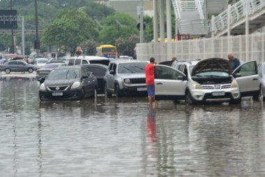 RIO DE JANEIRO (RJ), Brezilya 01 / 14 / 2024 - Dün geceden bu yana şiddetli yağışlar (13) Rio de Janeiro 'nun kuzeyinde, Iraklı ve Rocha Miranda gibi mahallelerde ve diğerleri gibi çok sayıda sele yol açtı.