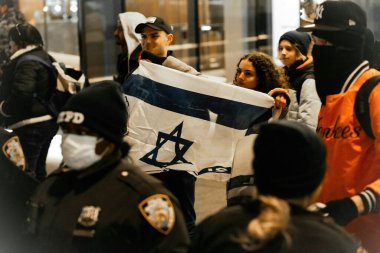 Özgürlük Tiyatrosu ile Dayanışma: 13 Ocak 2024, Manhattan, New York, ABD: Protestocular bugün Manhattan 'da 42. ve 6. caddelerde toplandı. 