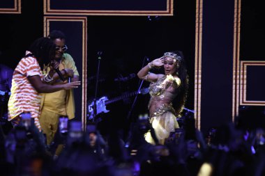 Sao Paulo (SP), 01 / 14 / 2024 - E O Tchan with Beto Jamaica, Cumpadre Washington, Jacare, Sheila Mello ve Scheila Carvalho, sahnede seyircileri büyüleyen ve hit şarkıları canlandıran bir animasyon ve canlılık gösterdiler.