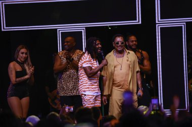 Sao Paulo (SP), 01 / 14 / 2024 - E O Tchan with Beto Jamaica, Cumpadre Washington, Jacare, Sheila Mello ve Scheila Carvalho, sahnede seyircileri büyüleyen ve hit şarkıları canlandıran bir animasyon ve canlılık gösterdiler.