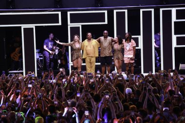 Sao Paulo (SP), 01 / 14 / 2024 - E O Tchan with Beto Jamaica, Cumpadre Washington, Jacare, Sheila Mello ve Scheila Carvalho, sahnede seyircileri büyüleyen ve hit şarkıları canlandıran bir animasyon ve canlılık gösterdiler.