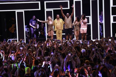 Sao Paulo (SP), 01 / 14 / 2024 - E O Tchan with Beto Jamaica, Cumpadre Washington, Jacare, Sheila Mello ve Scheila Carvalho, sahnede seyircileri büyüleyen ve hit şarkıları canlandıran bir animasyon ve canlılık gösterdiler.