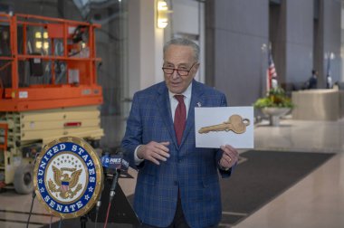 Senatör Schumer, Salı günü Senato 'ya kısa vadeli hükümet finansmanı koyacağını söyledi. 14 Ocak 2024, New York, ABD: Senato Çoğunluk Lideri, ABD Senatör Chuck Schumer (D-NY) Senatoya yasa getireceğini duyurdu 