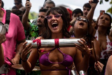 RIO DE JANEIRO (RJ), Brezilya 01 / 14 / 2024 Bloco, şarkıcı Rita Lee 'ye saygılarını sunan parfümünü Rio de Janeiro' nun merkezindeki MAM (Modern Sanat Müzesi) bahçelerinde prova yapıyor.. 