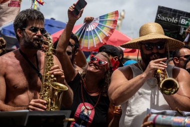 RIO DE JANEIRO (RJ), Brezilya 01 / 14 / 2024 Bloco, şarkıcı Rita Lee 'ye saygılarını sunan parfümünü Rio de Janeiro' nun merkezindeki MAM (Modern Sanat Müzesi) bahçelerinde prova yapıyor.. 