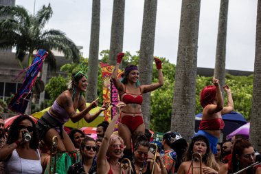 RIO DE JANEIRO (RJ), Brezilya 01 / 14 / 2024 Bloco, şarkıcı Rita Lee 'ye saygılarını sunan parfümünü Rio de Janeiro' nun merkezindeki MAM (Modern Sanat Müzesi) bahçelerinde prova yapıyor.. 