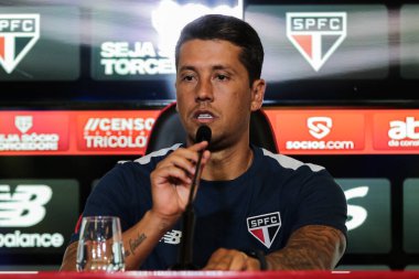 Sao Paulo (SP), Brezilya 01 / 15 / 2024 - Cumhurbaşkanı Julio Casares ve koçu Thiago Carpini, 15 Ocak 2024 tarihinde Sao Paulo 'da düzenlenen basın toplantısı sunumunda, Sao Paulo-SP' de. 