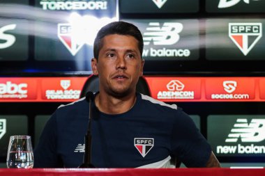 Sao Paulo (SP), Brezilya 01 / 15 / 2024 - Cumhurbaşkanı Julio Casares ve koçu Thiago Carpini, 15 Ocak 2024 tarihinde Sao Paulo 'da düzenlenen basın toplantısı sunumunda, Sao Paulo-SP' de. 