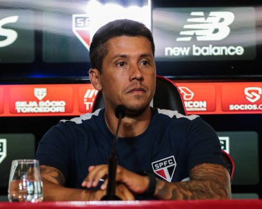 Sao Paulo (SP), Brezilya 01 / 15 / 2024 - Cumhurbaşkanı Julio Casares ve koçu Thiago Carpini, 15 Ocak 2024 tarihinde Sao Paulo 'da düzenlenen basın toplantısı sunumunda, Sao Paulo-SP' de. 