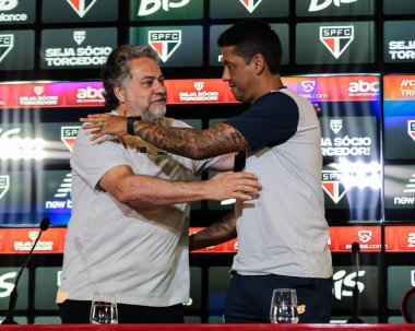 Sao Paulo (SP), Brezilya 01 / 15 / 2024 - Cumhurbaşkanı Julio Casares ve koçu Thiago Carpini, 15 Ocak 2024 tarihinde Sao Paulo 'da düzenlenen basın toplantısı sunumunda, Sao Paulo-SP' de. 